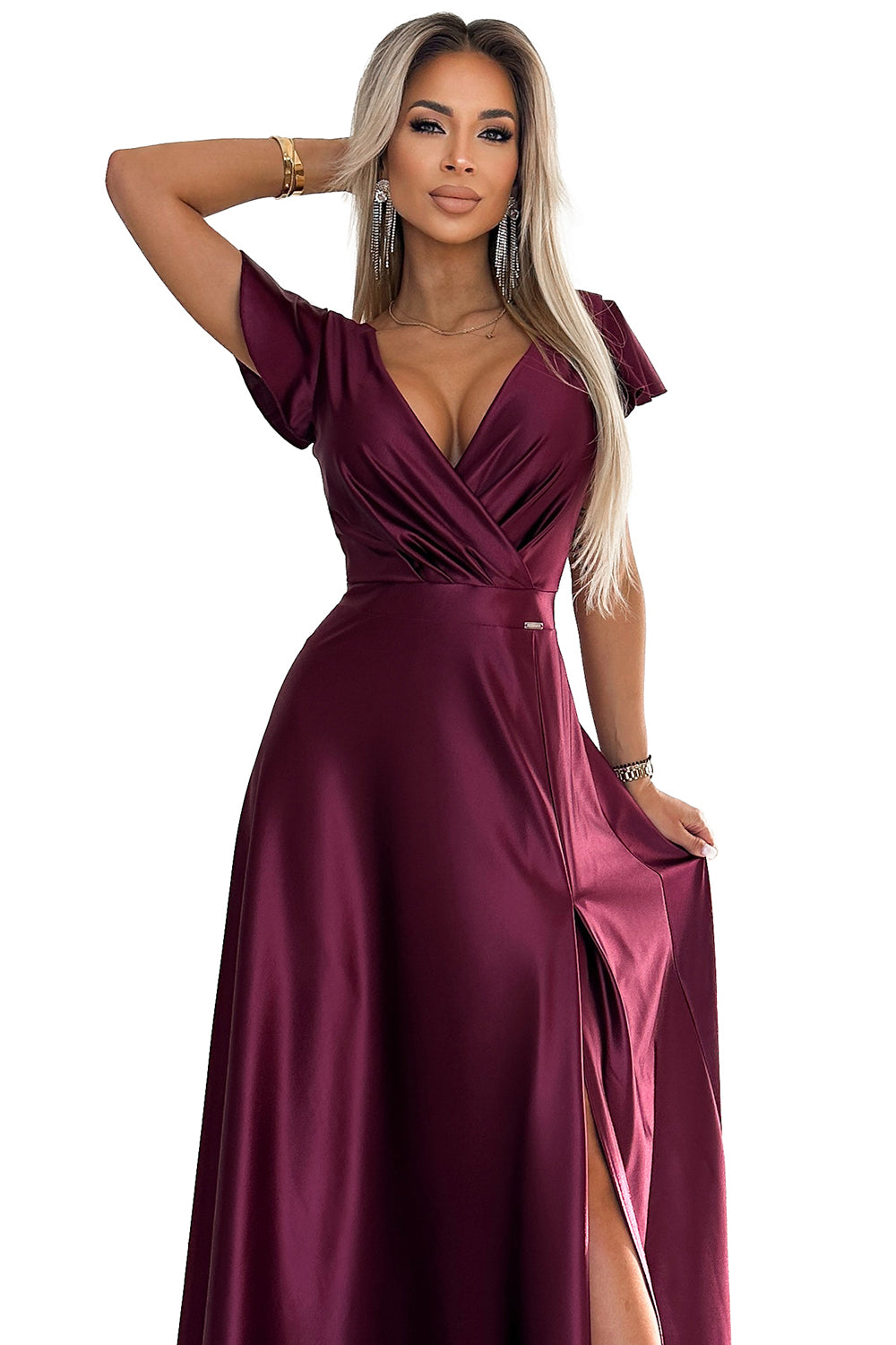 411-10 CRYSTAL Langes Kleid aus Satin mit Ausschnitt - weinrote Farbe