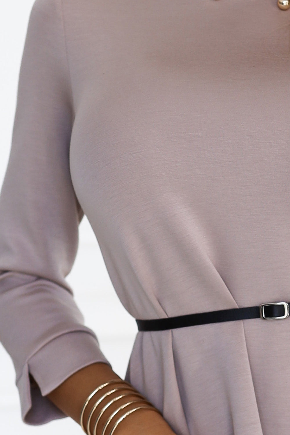 579-1 Klassisches Trapezkleid mit schwarzem Gürtel - Beige