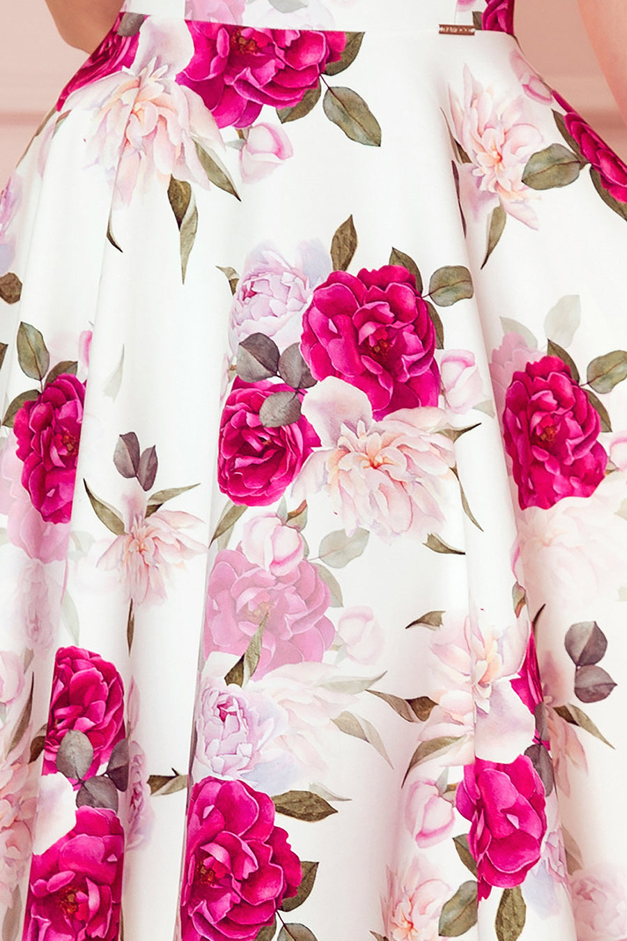 114-16 Ausgestelltes Kleid - herzförmiger Ausschnitt - Rosen