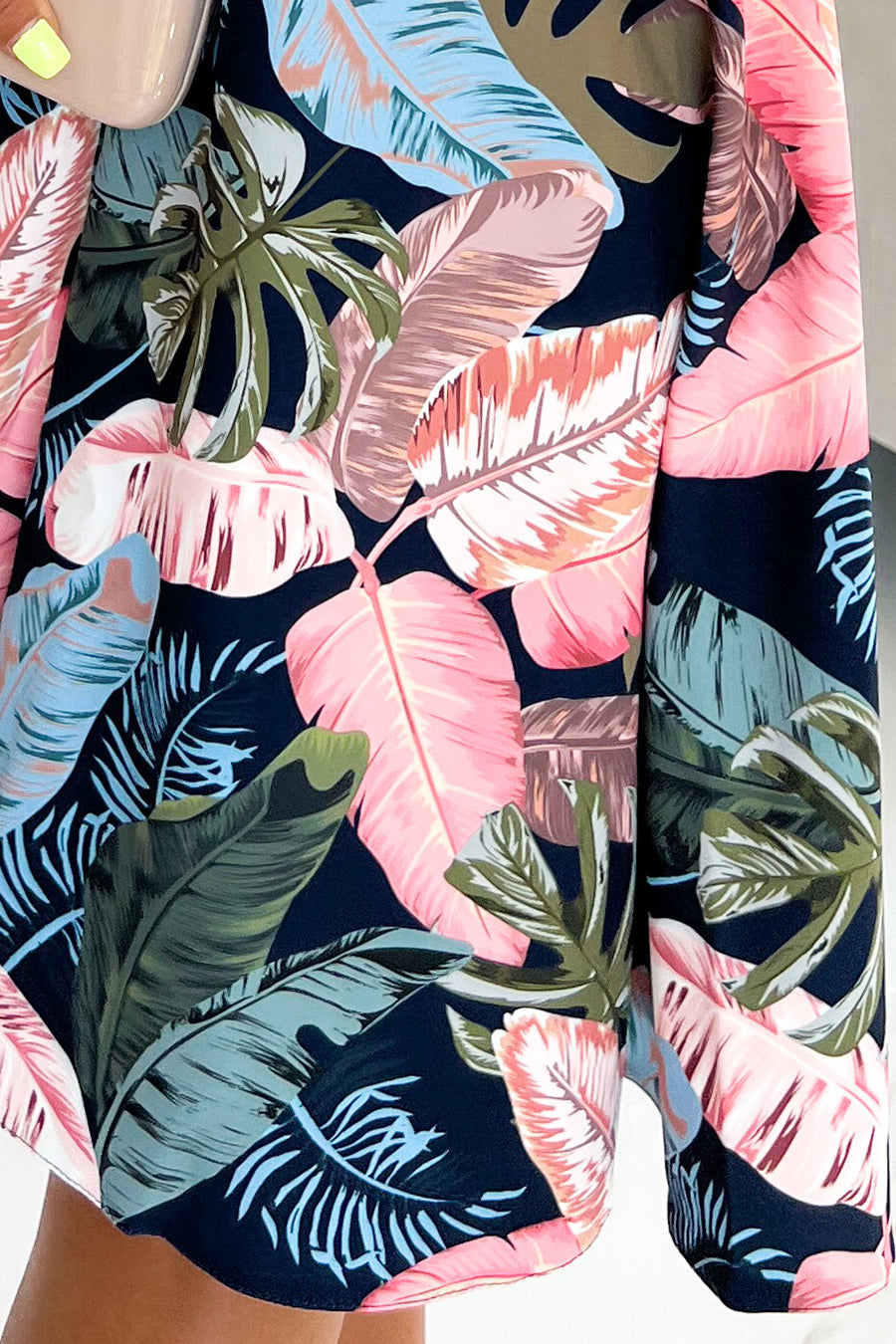 114-17 Ausgestelltes Kleid - herzförmiger Ausschnitt - Marineblau mit rosa Blättern