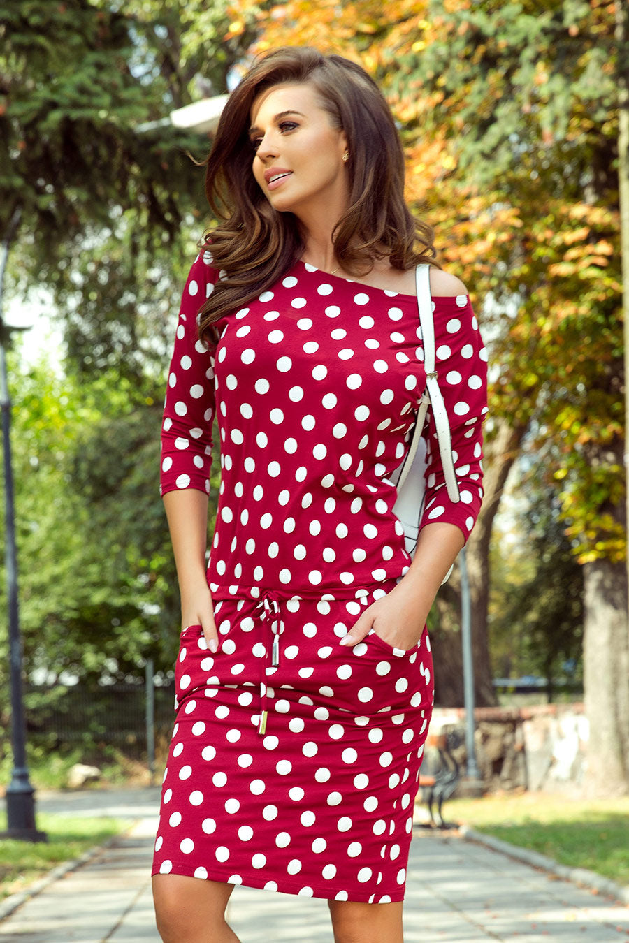 13-111 Sportkleid mit Bindung und Taschen - Burgund + Tupfen