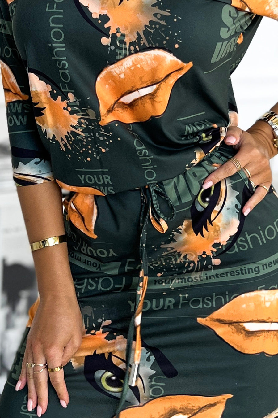 13-165 Sportkleid mit Taschen - grün mit orangefarbenen Lippen
