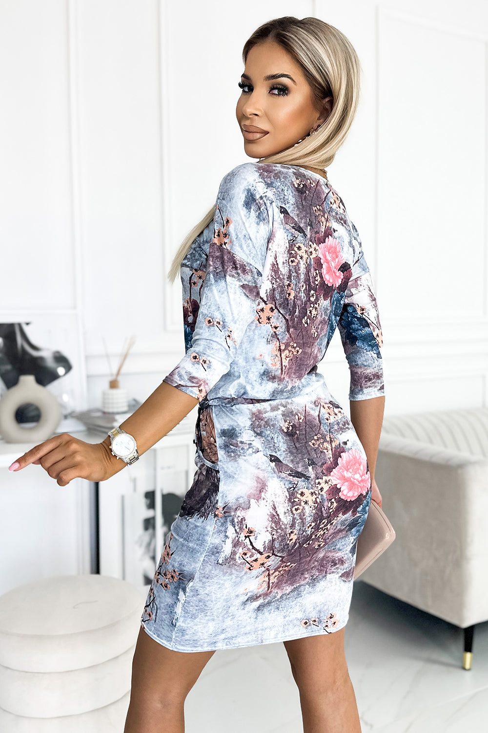 13-155 Sportkleid mit Krawatte - Blumen auf Steinhintergrund