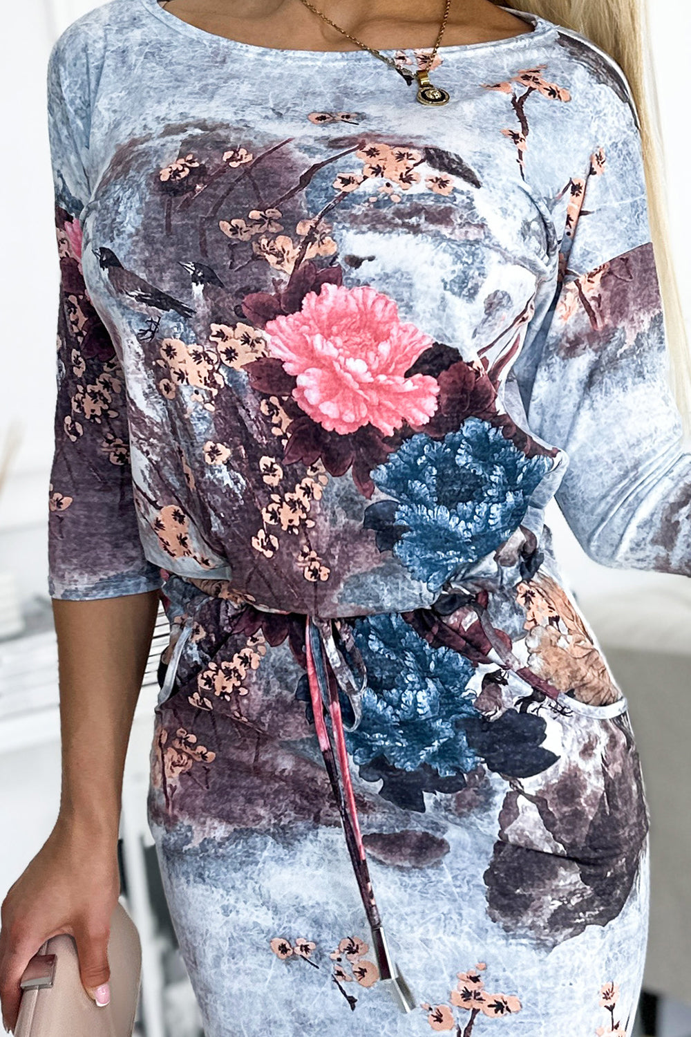 13-155 Sportkleid mit Krawatte - Blumen auf Steinhintergrund
