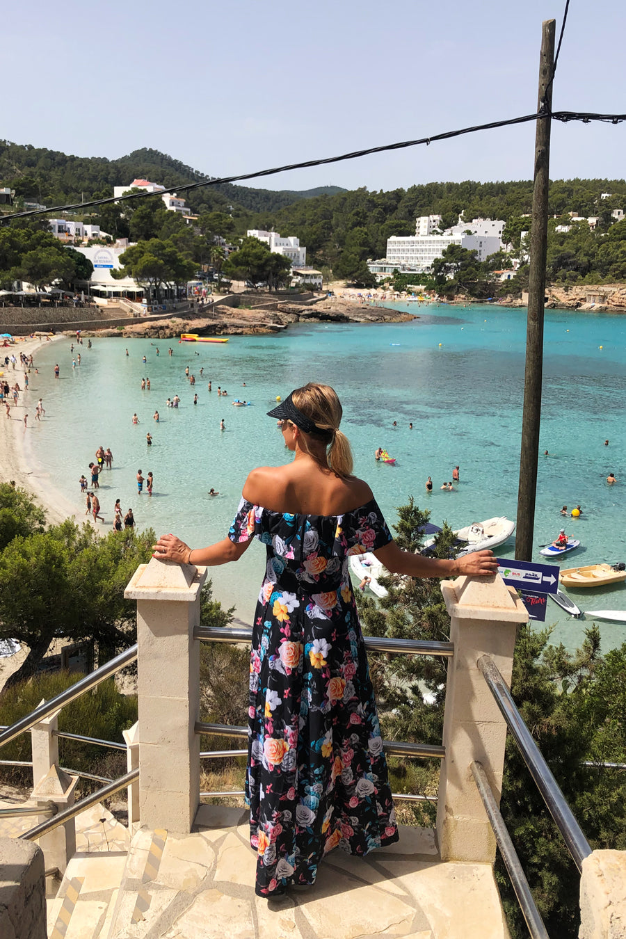 194-3 Langes Kleid mit Rüschen - schwarz + bunte Blumen