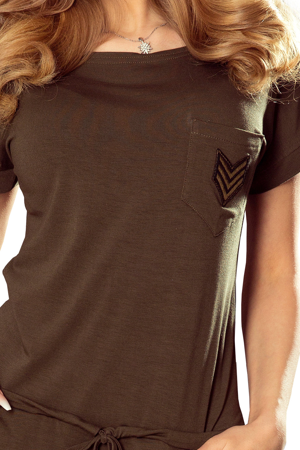 196-3 Sportkleid mit kurzen Ärmeln und einer Tasche - KHAKI