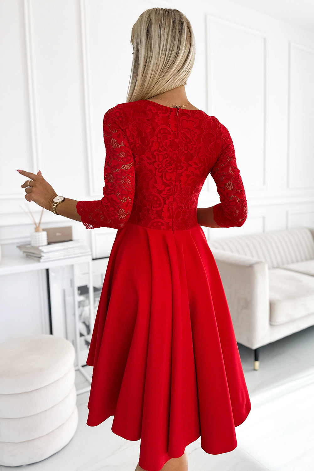 210-16 NICOLLE - Kleid mit Spitzenausschnitt und längerem Rücken - rot
