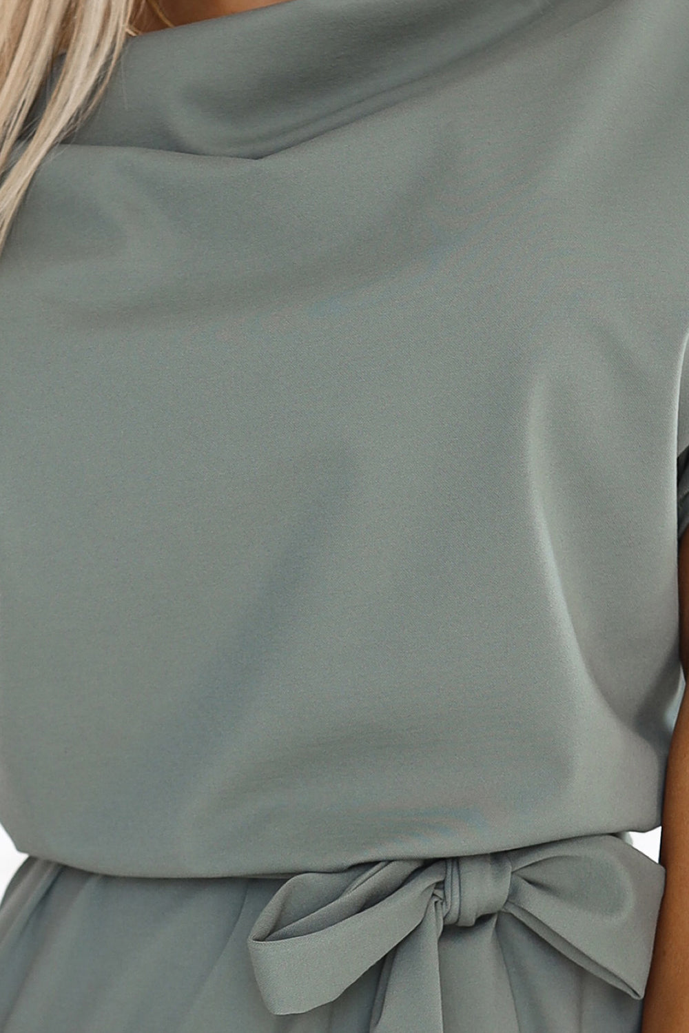 240-4 ROXI Kleid mit asymmetrischem Rock und Gürtel - olivfarben