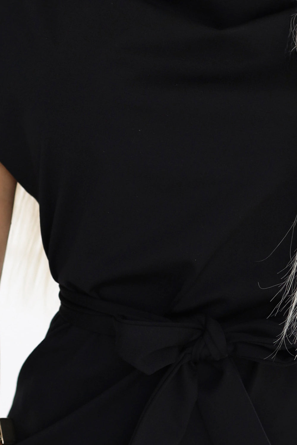 240-8 ROXI Kleid mit asymmetrischem Rock und Gürtel – SCHWARZ