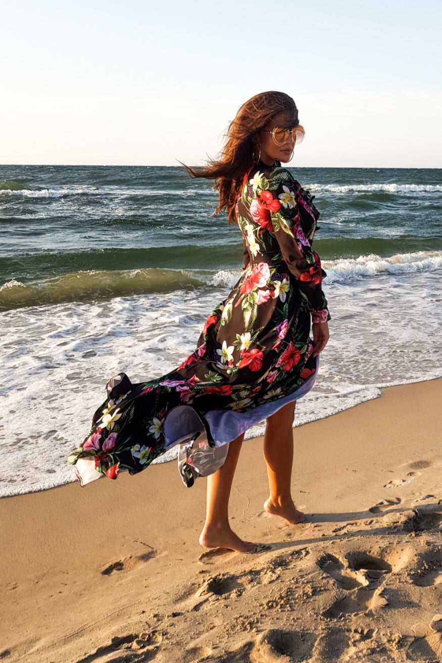 245-3 Langes Kleid mit Rüschen und Dekolleté - rote Blumen