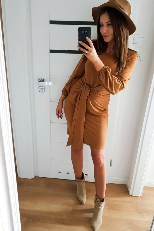 275-1 JENNY Bequeme Kleid an der Taille mit Bindung - Karamel