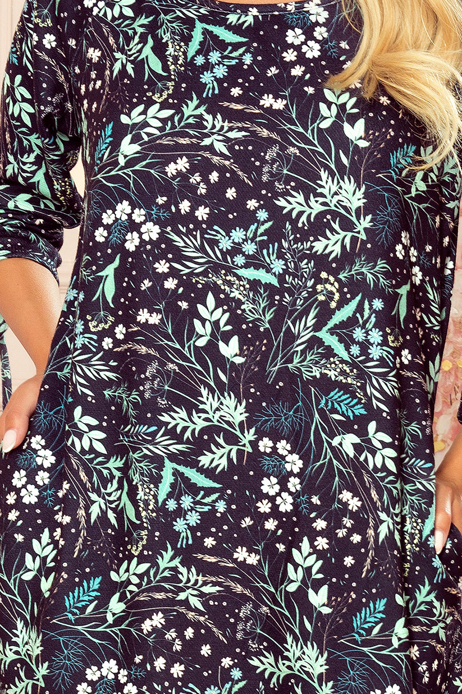 281-4 SOPHIE Bequemes Oversize - Blätter auf einem dunklen Hintergrund