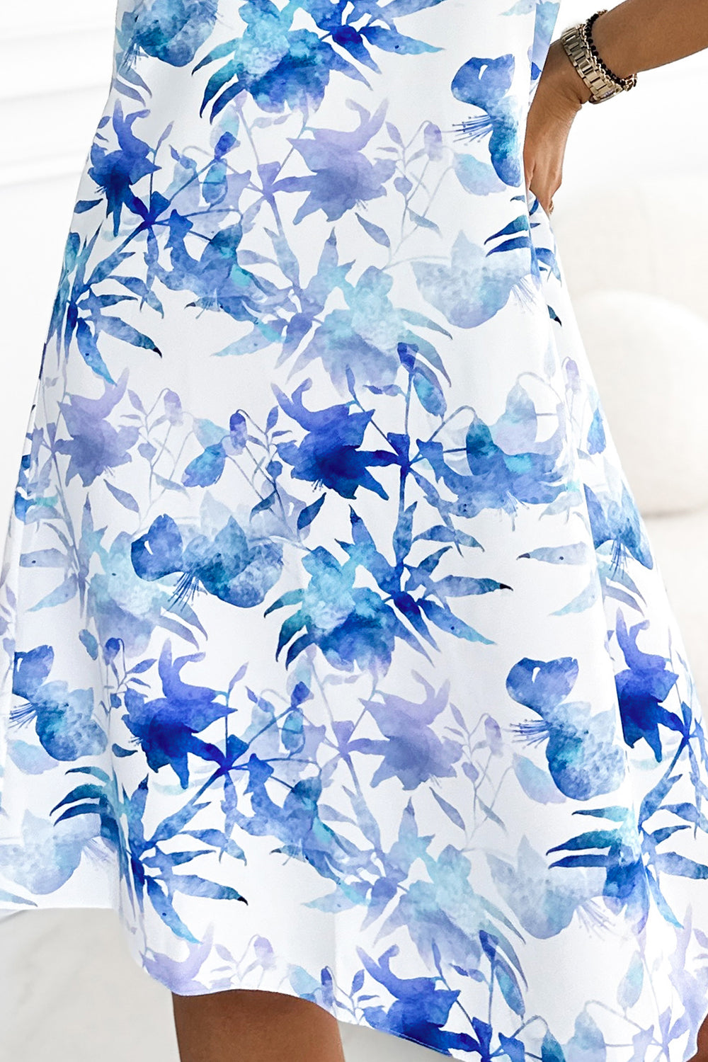 296-11 VICTORIA Trapezweißes Kleid - blaues Muster