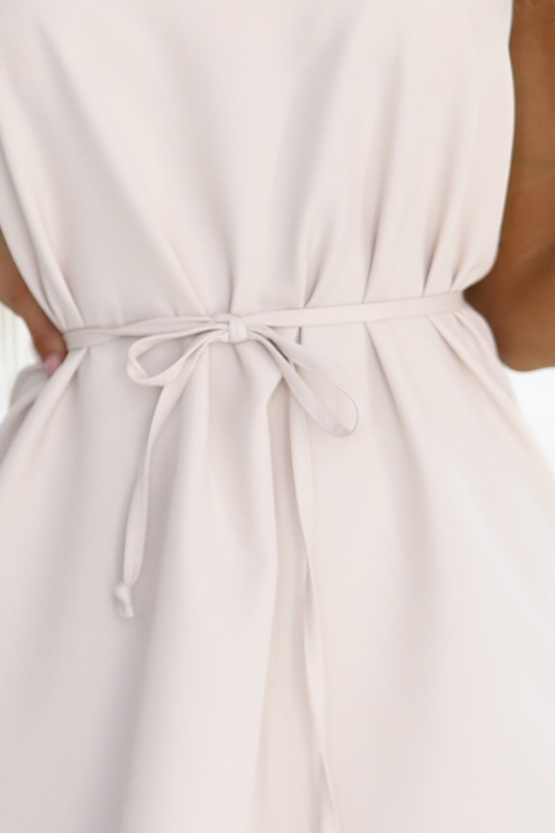 296-17 VICTORIA Ärmelloses Trapezkleid mit Gürtel - Beige