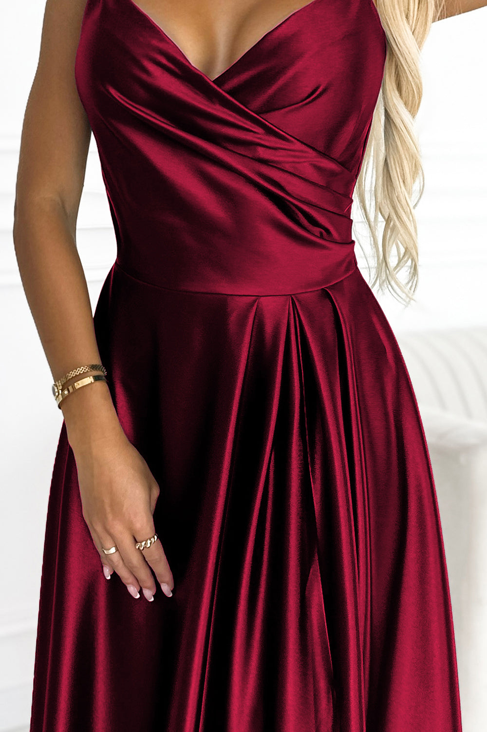 299-13 CHIARA elegantes Maxikleid aus Satin mit Trägern - weinrote Farbe