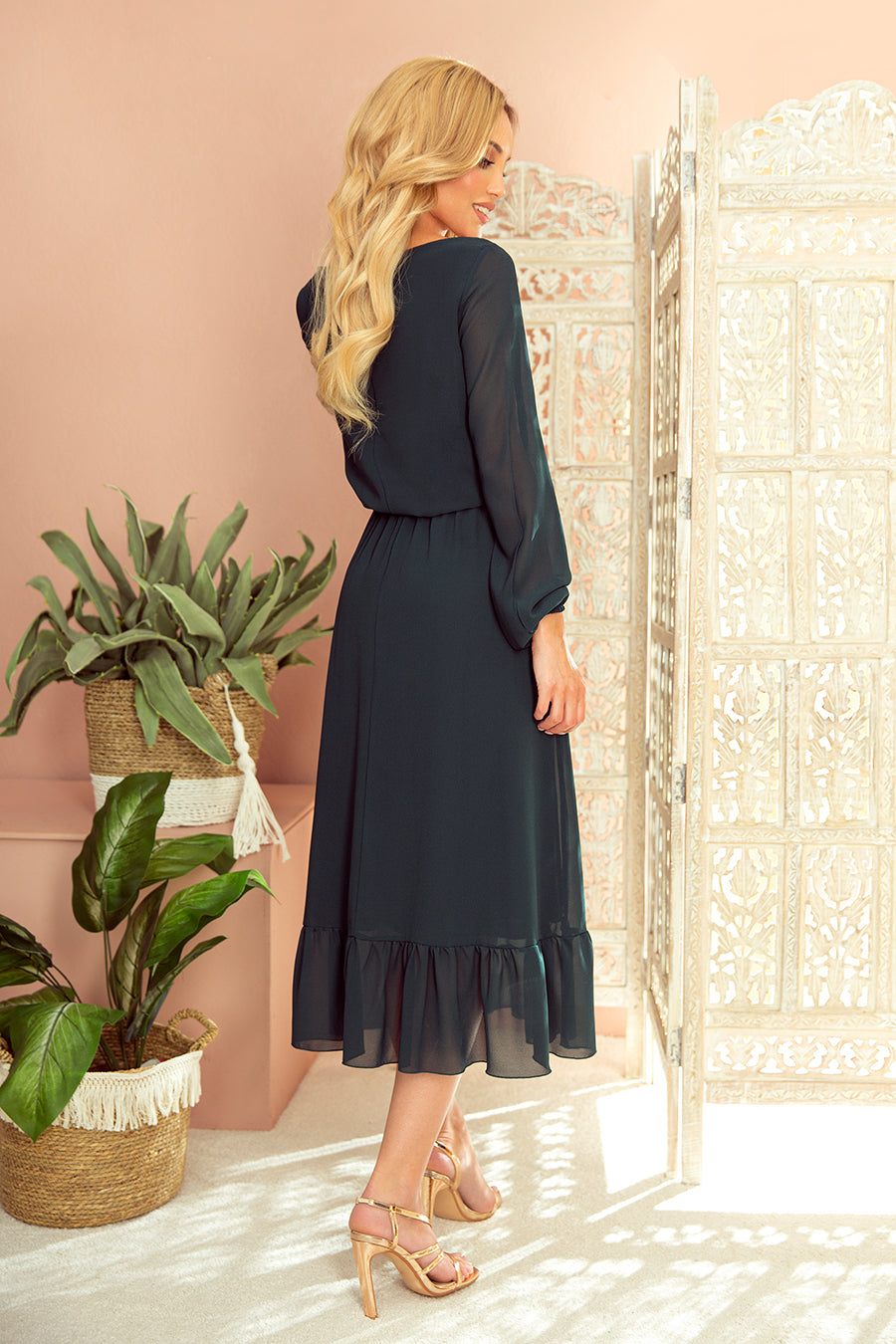 304-2 Chiffon Midikleid mit Ausschnitt und Rüschen - schmutziges Pink