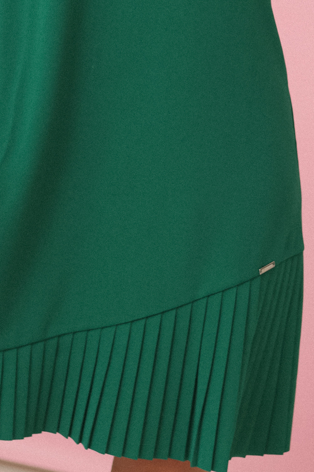 308-4 KARINE - trapezförmiges Kleid mit asymmetrischer Falte - grün