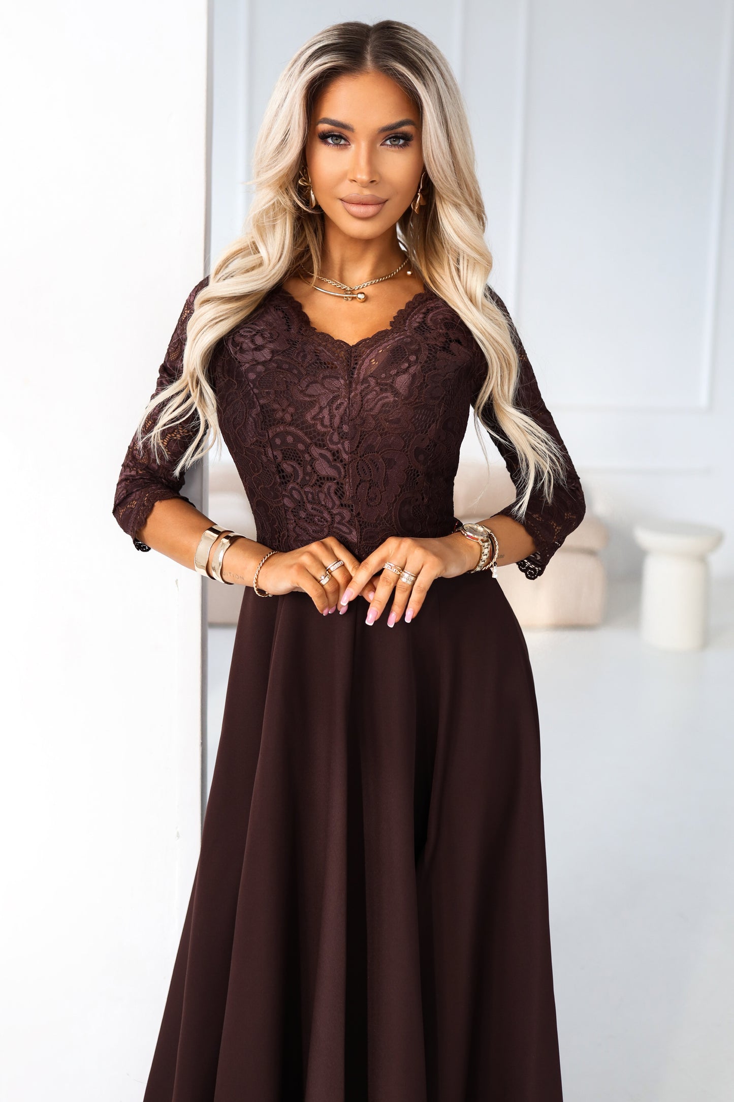 309-14 AMBER Elegantes langes Spitzenkleid mit Ausschnitt - Schokoladenbraun