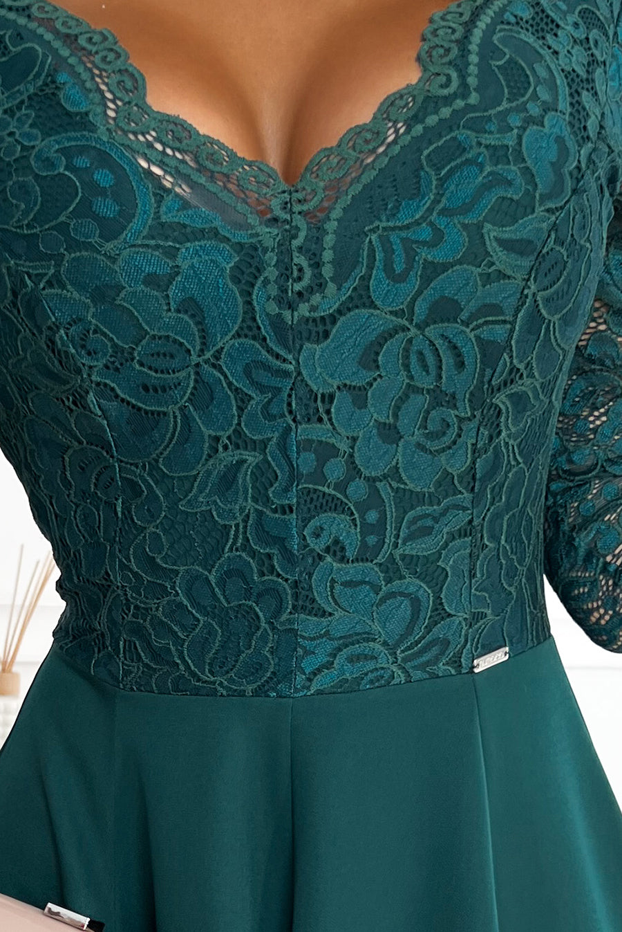 309-5 AMBER elegantes langes Spitzenkleid mit Ausschnitt - grün