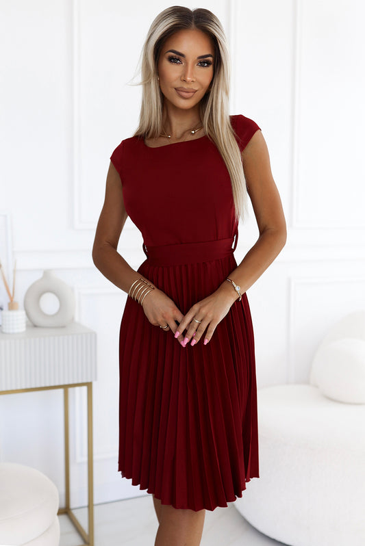 311-15 LILA Plissee-Kleid mit kurzen Ärmeln - Farbe Burgund