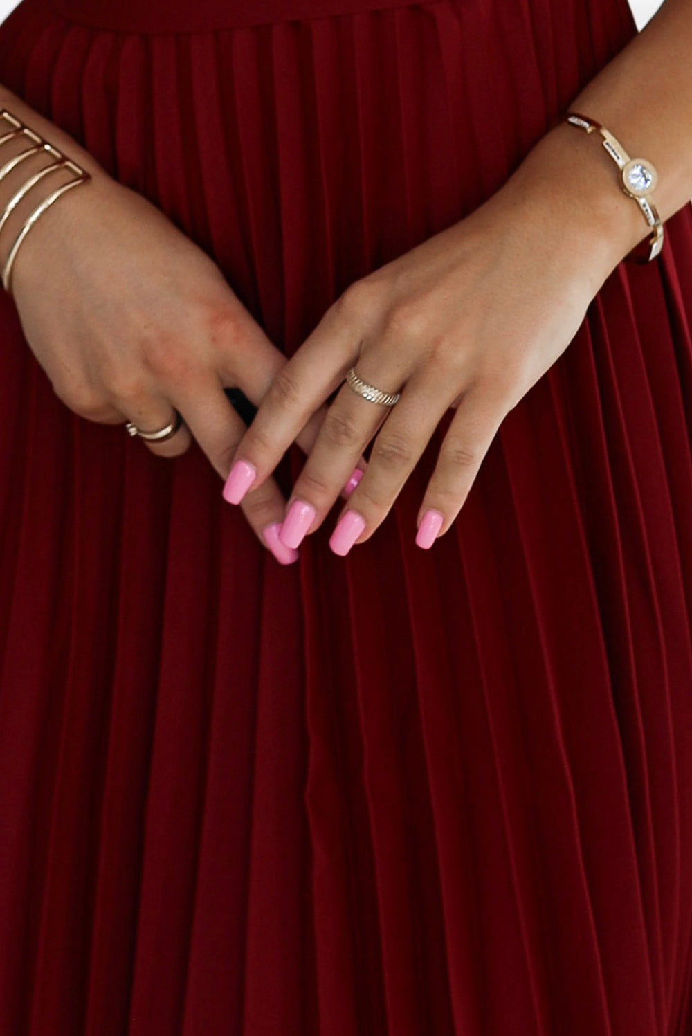 311-15 LILA Plissee-Kleid mit kurzen Ärmeln - Farbe Burgund