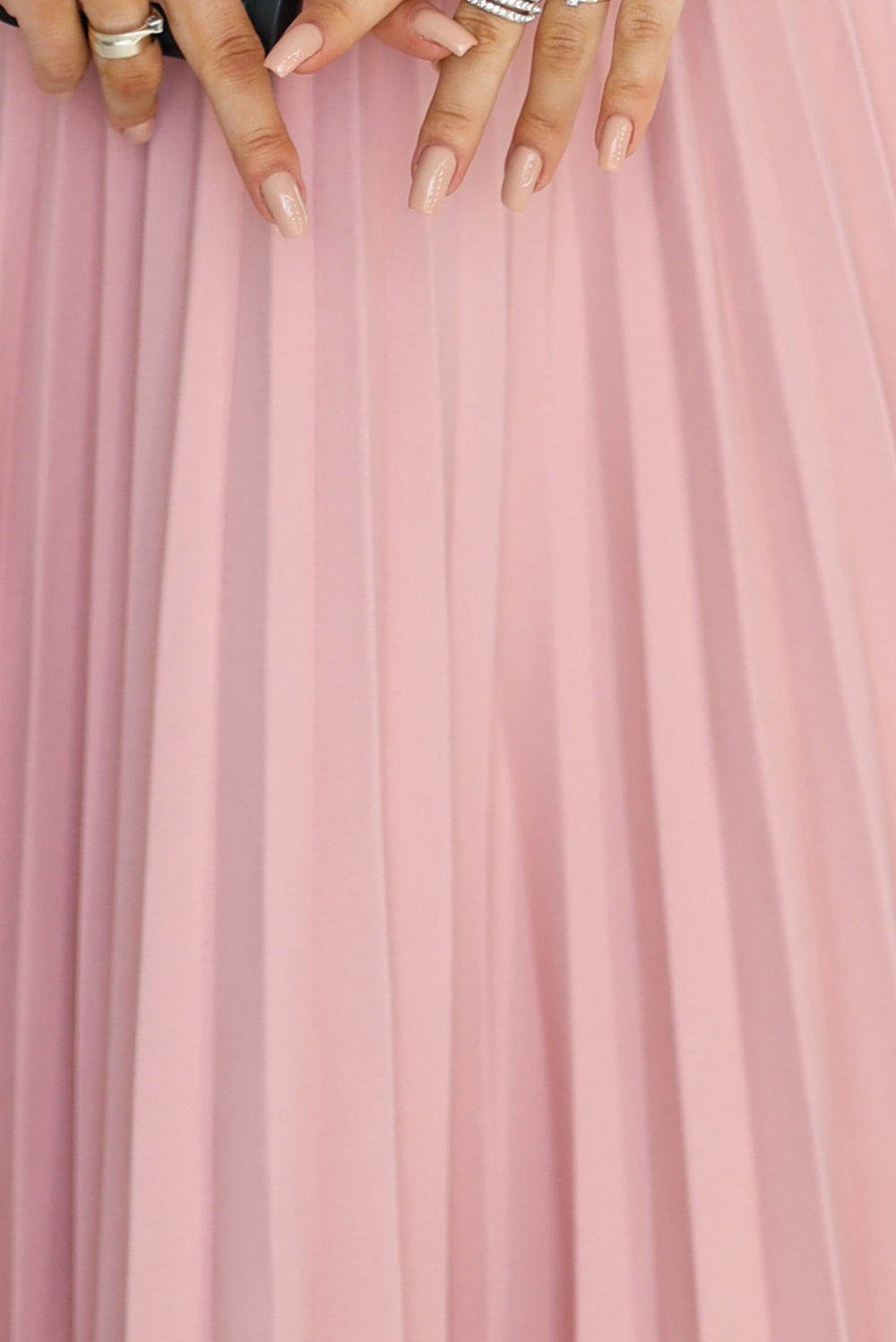 311-19 LILA Klassisches Plisseekleid mit kurzen Ärmeln und Gürtel - Puderrosa