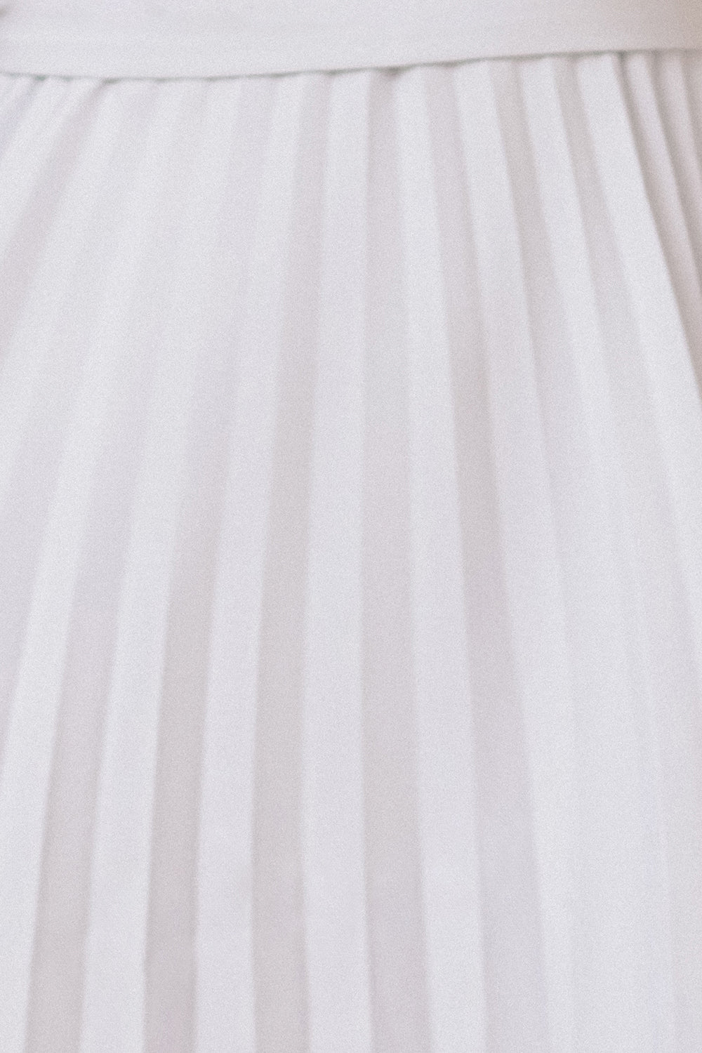 311-20 LILA Plissiertes Kleid mit kurzen Ärmeln und Gürtel - grau