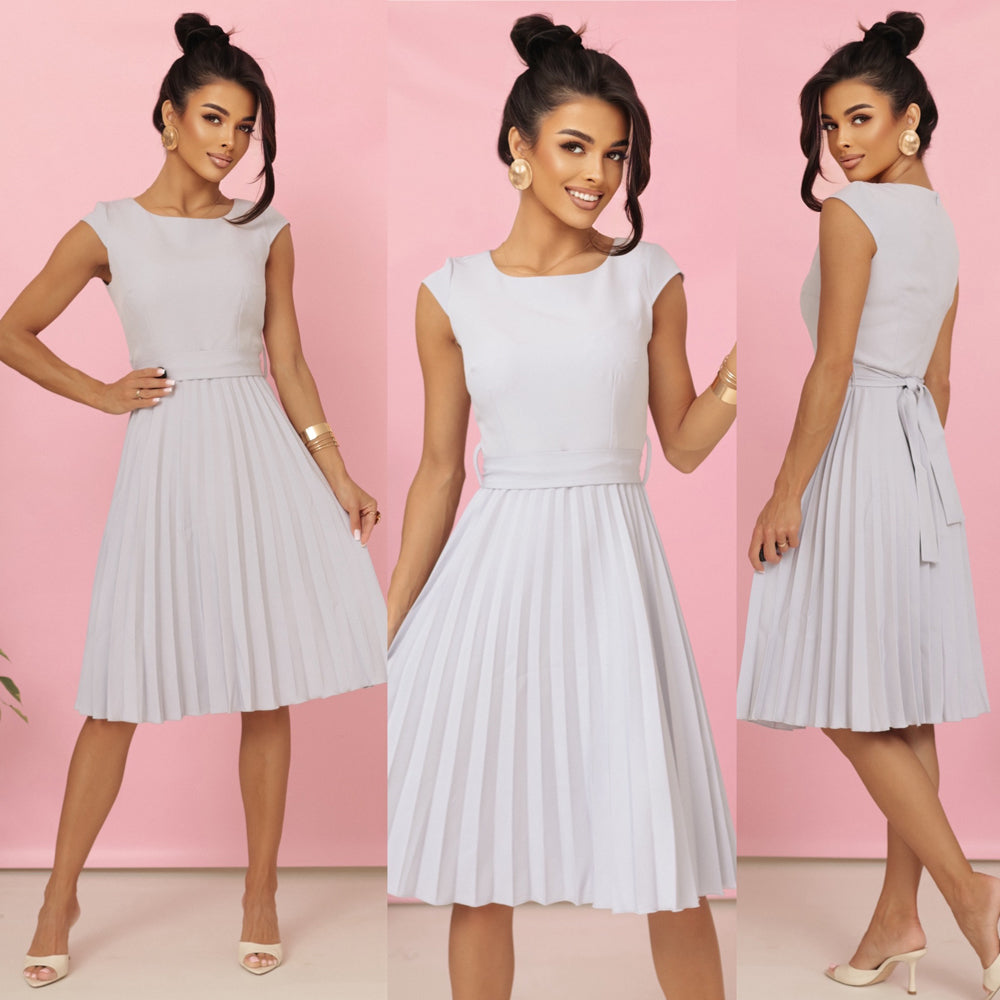 311-20 LILA Plissiertes Kleid mit kurzen Ärmeln und Gürtel - grau