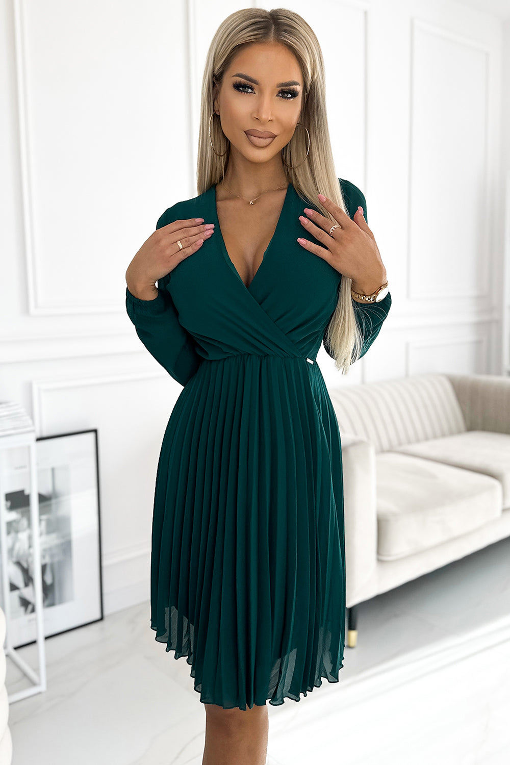 313-14 ISABELLE Plissiertes Chiffonkleid mit Ausschnitt - grün