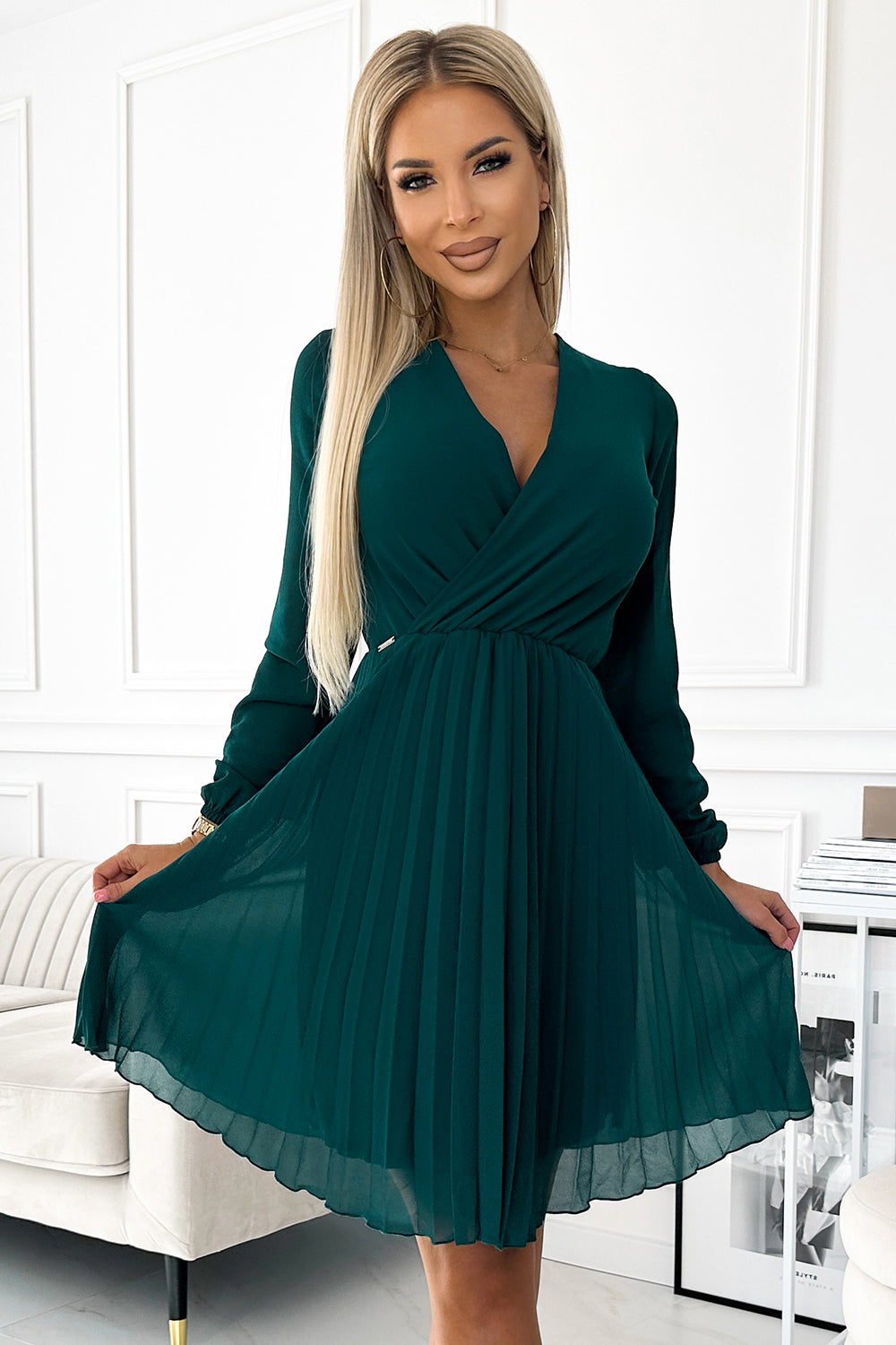 313-14 ISABELLE Plissiertes Chiffonkleid mit Ausschnitt - grün