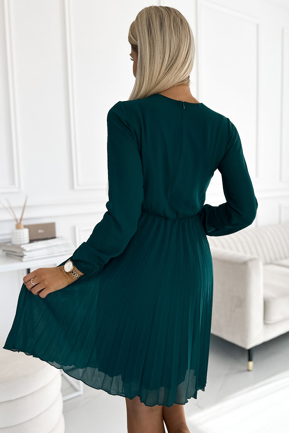 313-14 ISABELLE Plissiertes Chiffonkleid mit Ausschnitt - grün