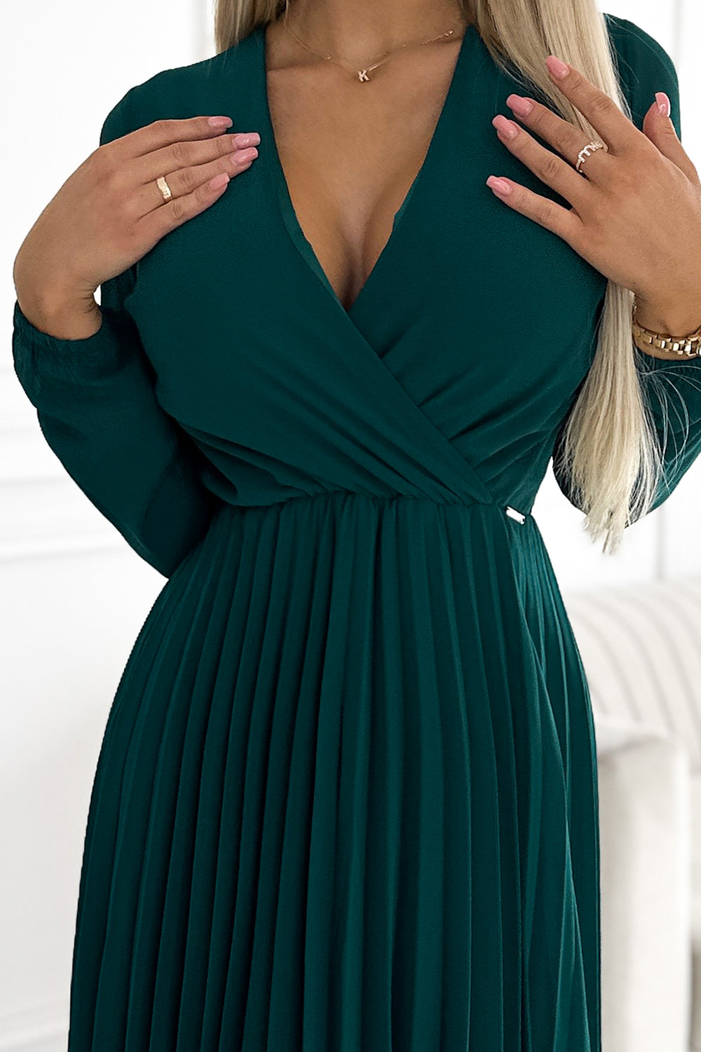 313-14 ISABELLE Plissiertes Chiffonkleid mit Ausschnitt - grün