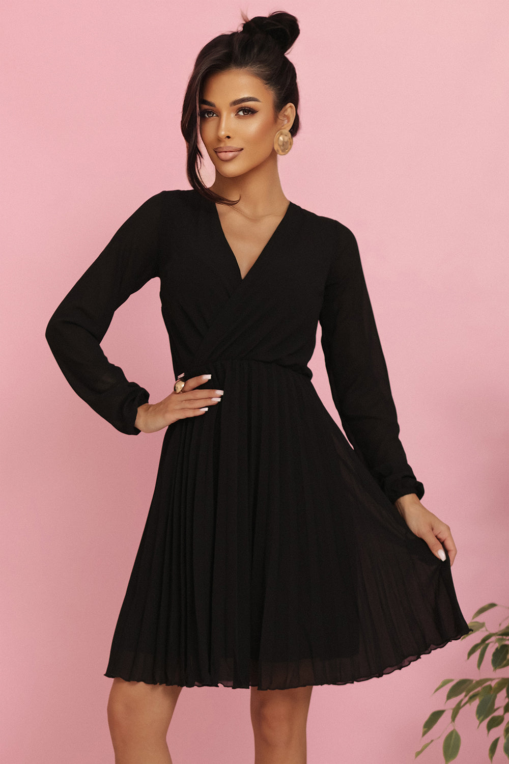 313-17 ISABELLE Polnisches Plisseekleid mit langen Ärmeln und Ausschnitt - Schwarz