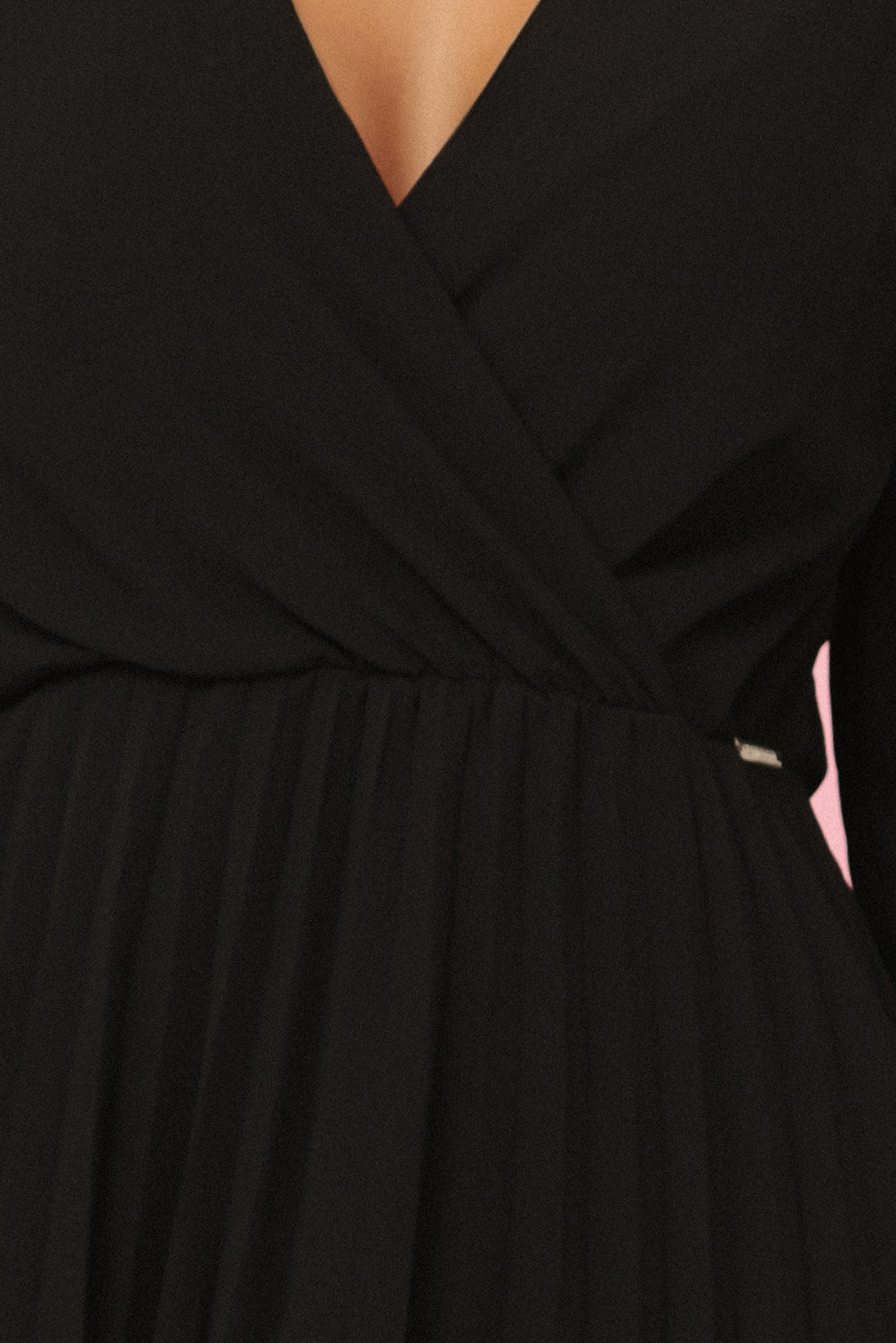 313-17 ISABELLE Polnisches Plisseekleid mit langen Ärmeln und Ausschnitt - Schwarz