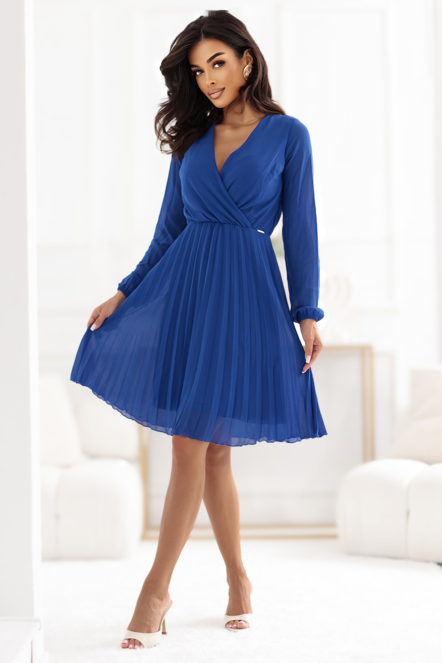 313-18 ISABELLE Elegantes Plisseekleid mit Ausschnitt und langen Ärmeln - Kornblumenblau