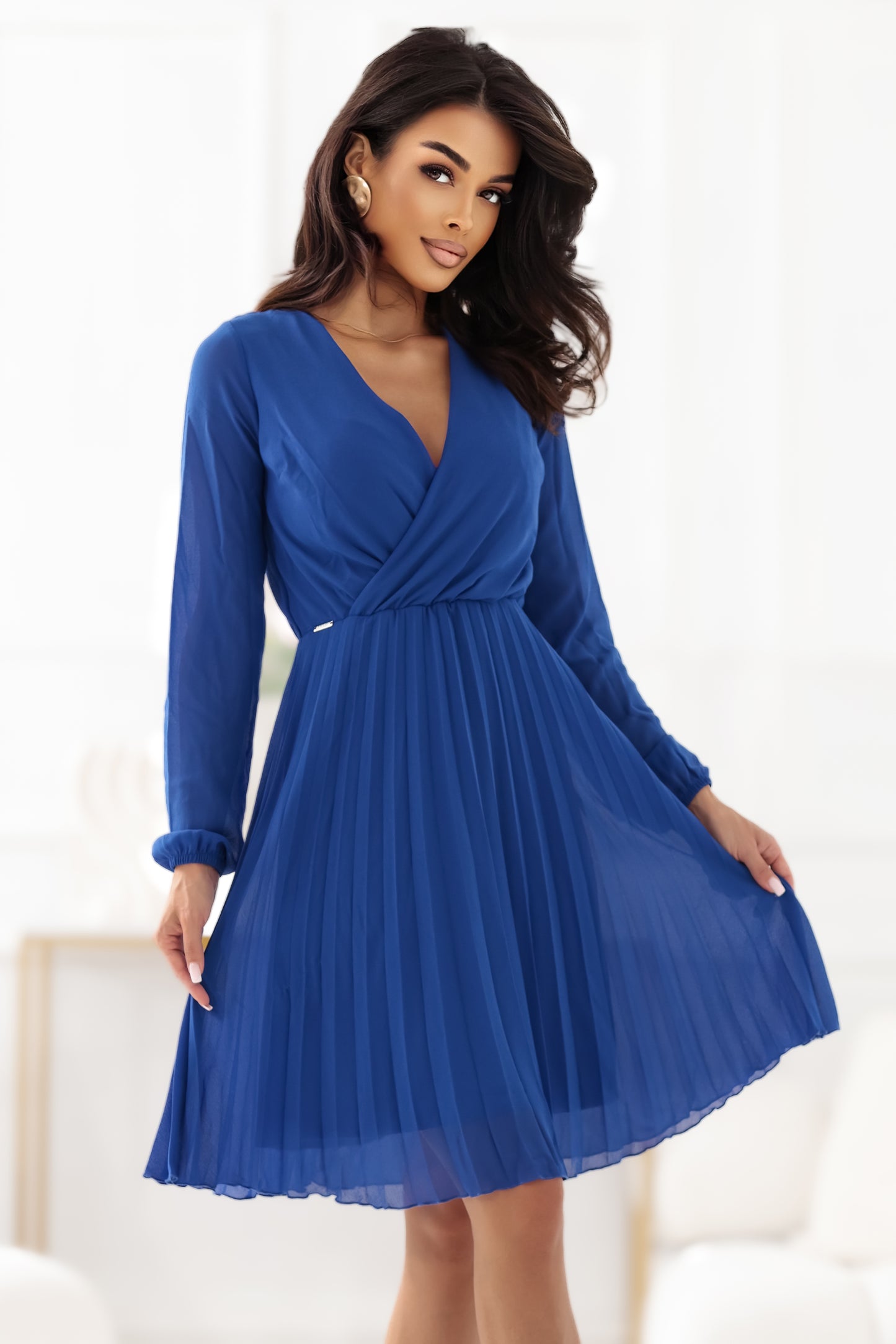 313-18 ISABELLE Elegantes Plisseekleid mit Ausschnitt und langen Ärmeln - Kornblumenblau