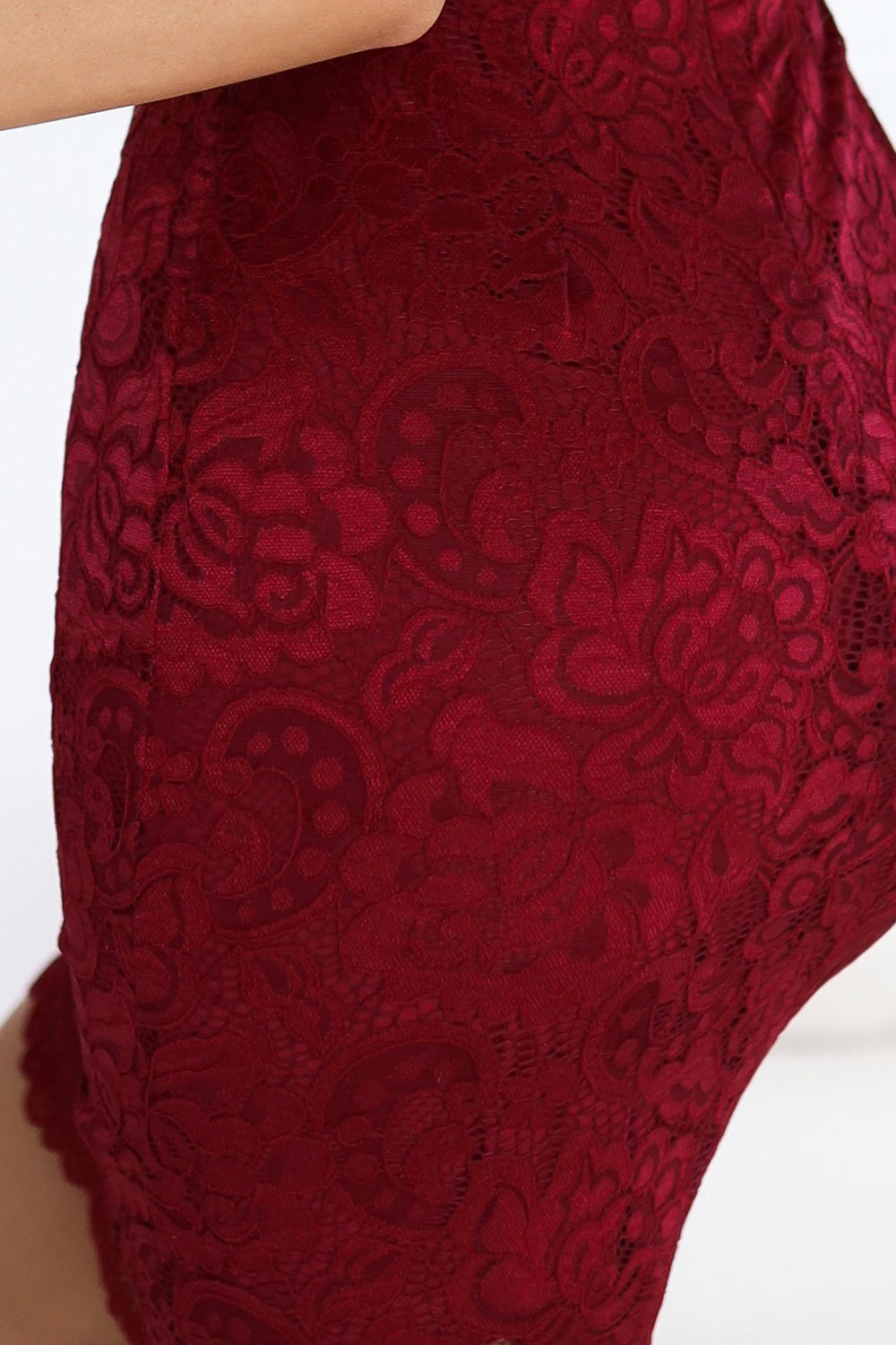 316-12 Eng anliegendes Spitzenkleid mit kurzen Ärmeln und Ausschnitt - Burgunderrot