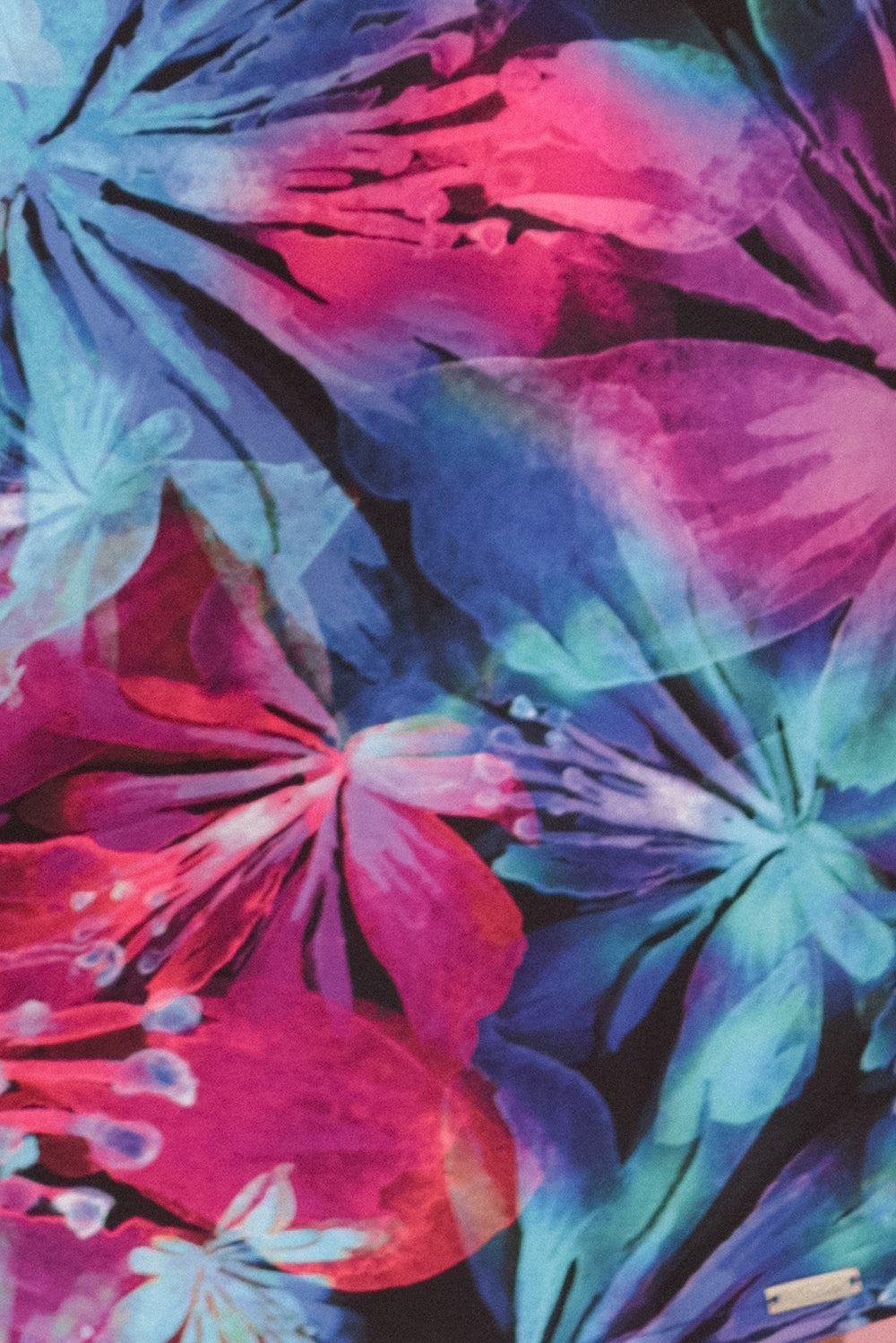 323-2 Bequemes Oversize-Kleid mit Bindebändern an den Ärmeln – bunte Blumen