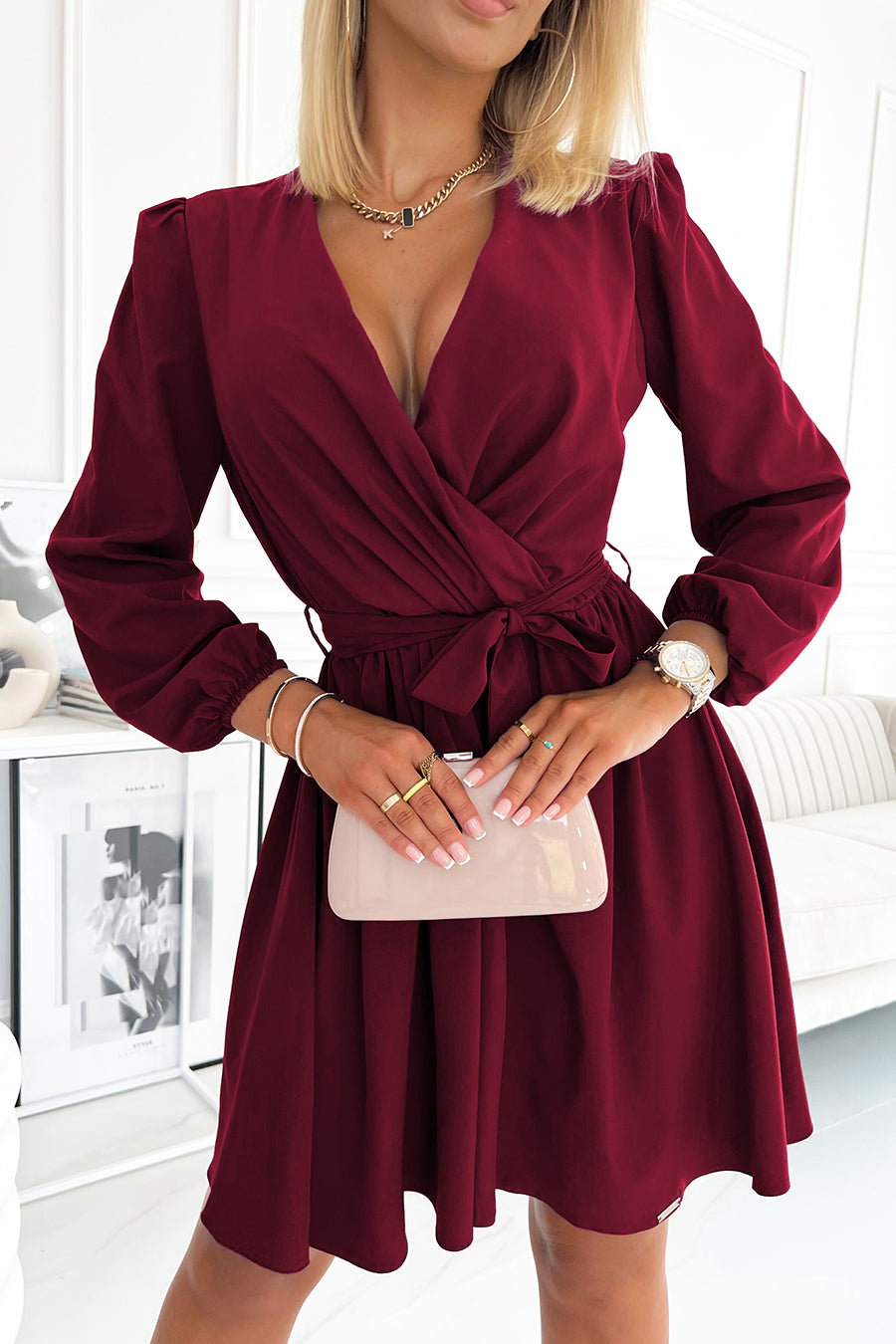 339-3 BINDY Feminines Kleid mit Ausschnitt - weinrote Farbe