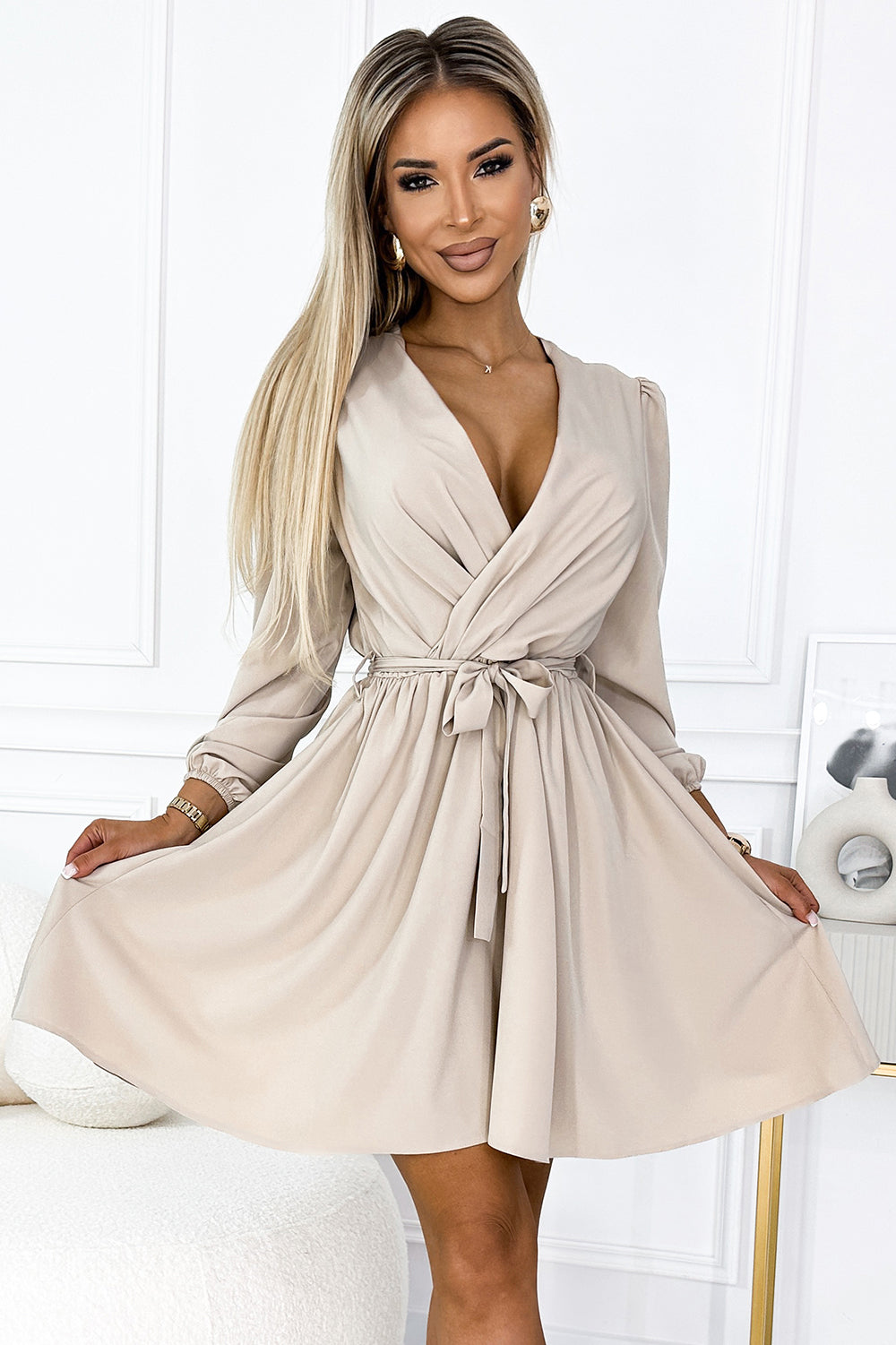 339-4 BINDY Feminines Kleid mit Ausschnitt und Gürtel - Beige