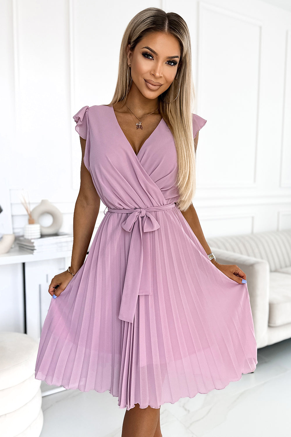 374-3 POLINA Faltenkleid mit Ausschnitt und Rüschen - schmutzig rosa