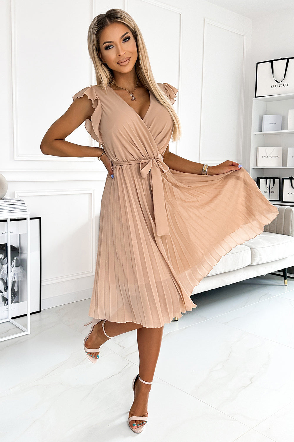374-5 POLINA Faltenkleid mit Ausschnitt und Rüschen - Beige