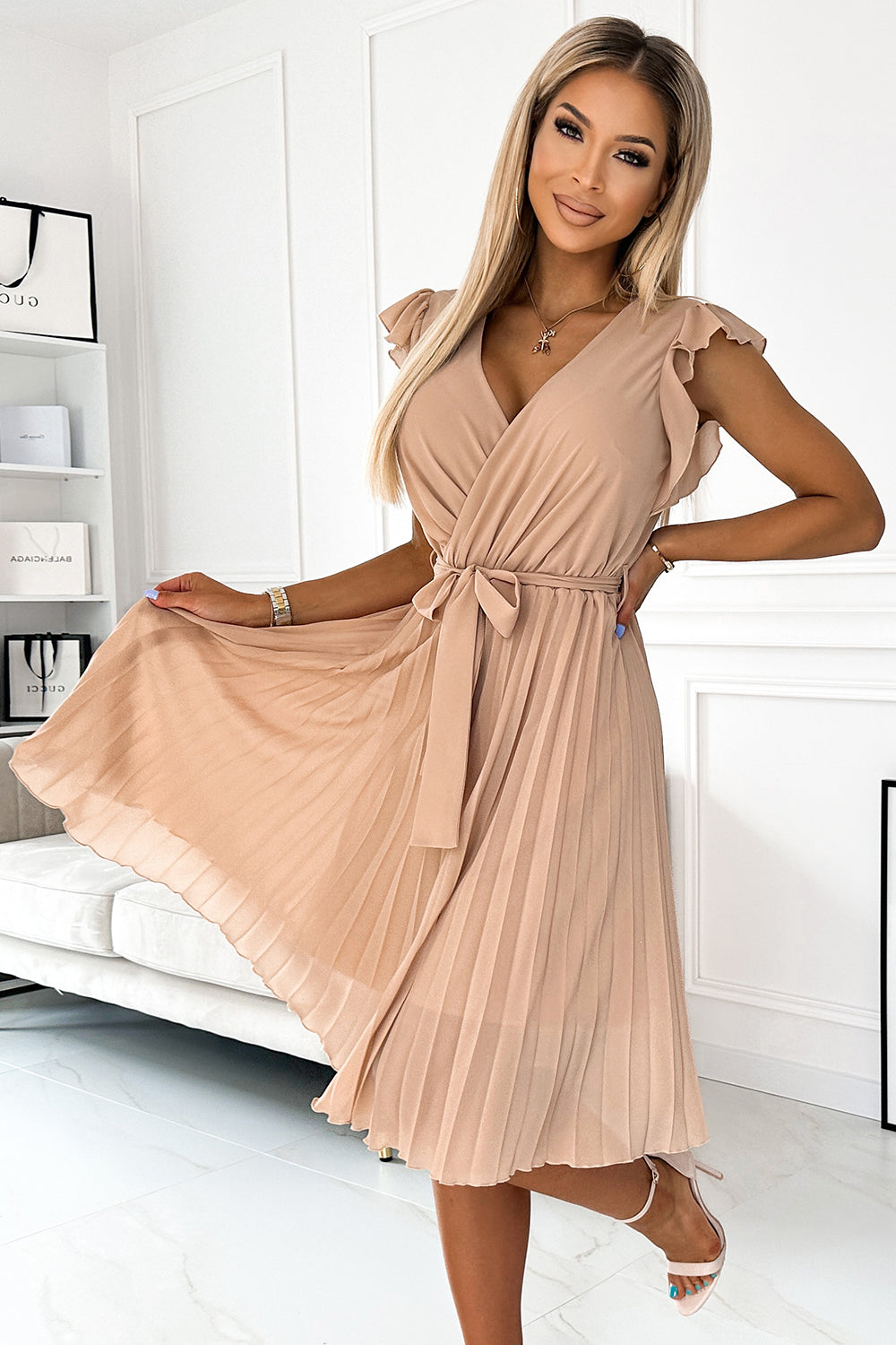 374-5 POLINA Faltenkleid mit Ausschnitt und Rüschen - Beige
