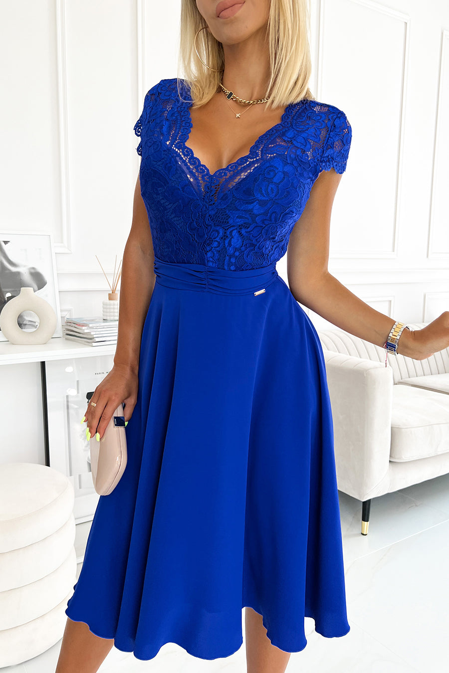 381-3 LINDA - Chiffonkleid mit Spitzenausschnitt - blau