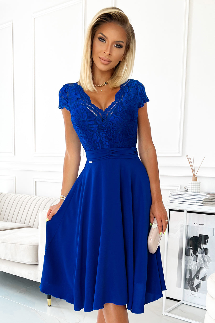 381-3 LINDA - Chiffonkleid mit Spitzenausschnitt - blau