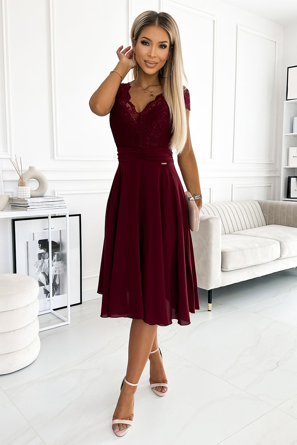 381-5 LINDA - Chiffonkleid mit Spitzenausschnitt - weinrote Farbe