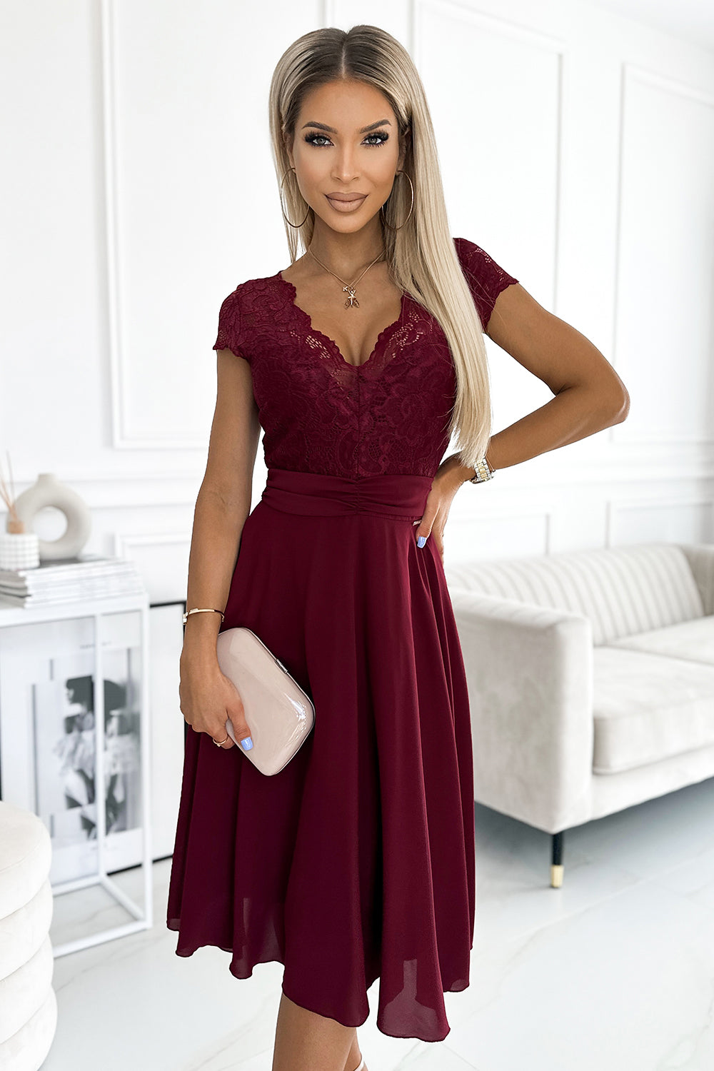 381-5 LINDA - Chiffonkleid mit Spitzenausschnitt - weinrote Farbe