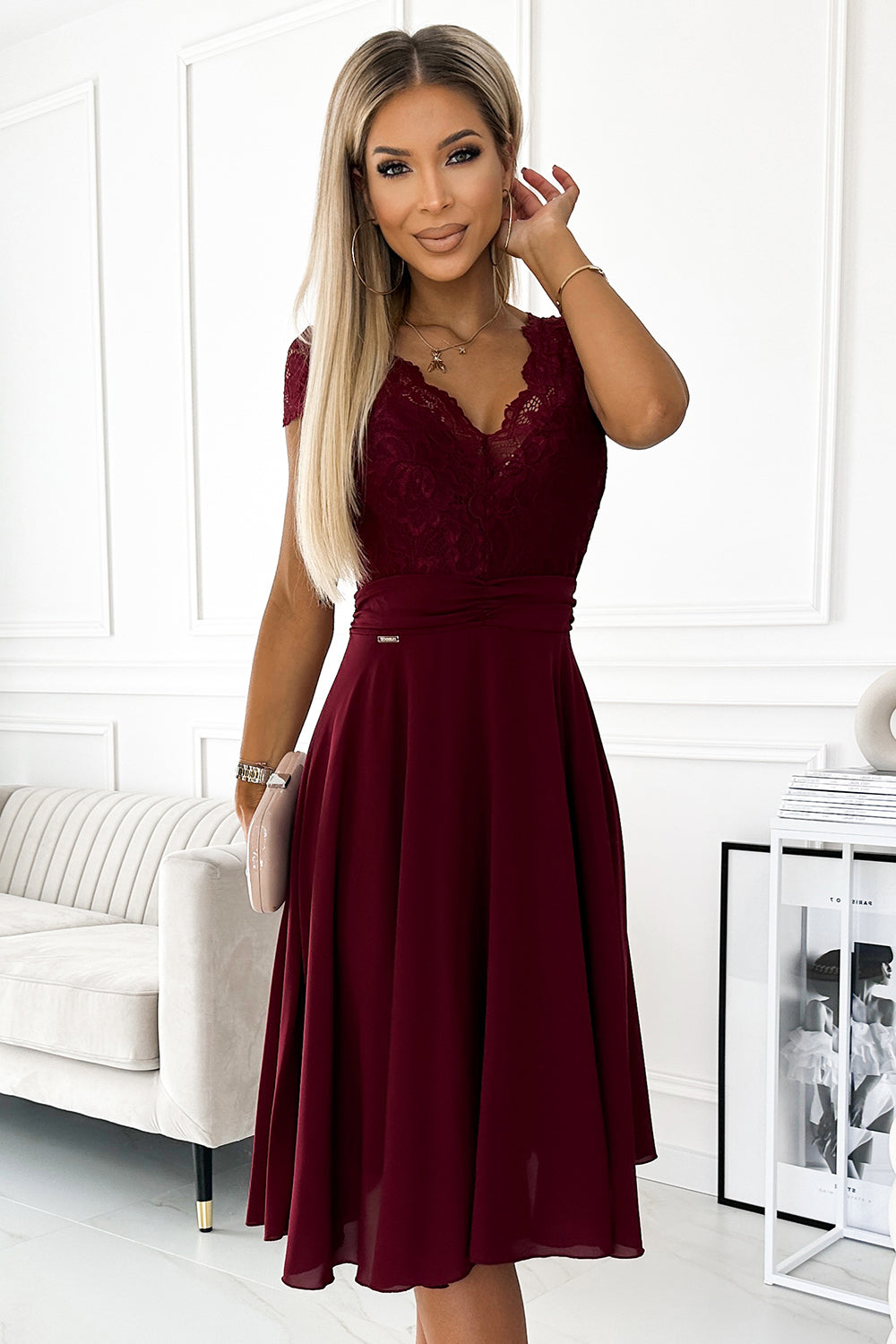 381-5 LINDA - Chiffonkleid mit Spitzenausschnitt - weinrote Farbe