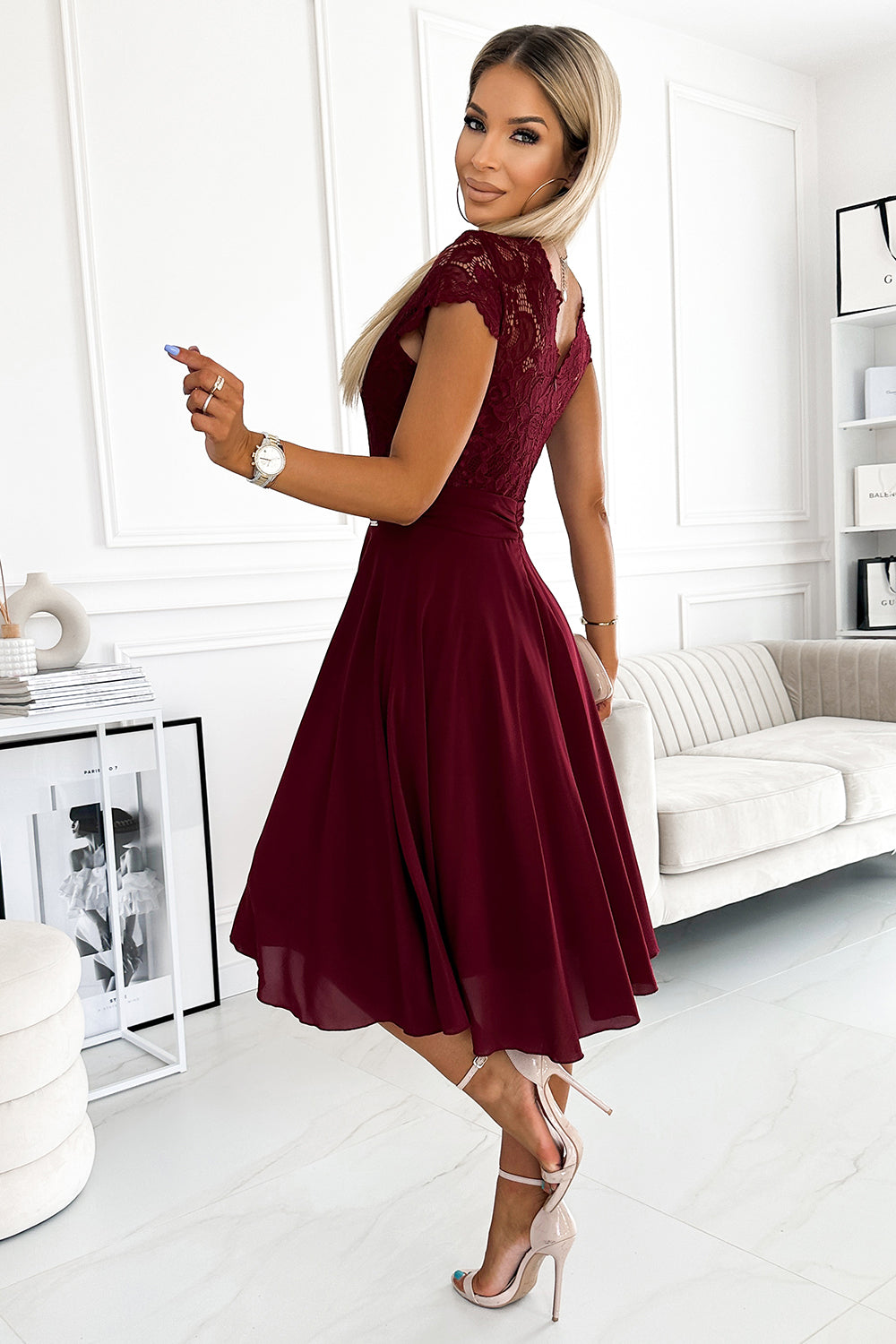 381-5 LINDA - Chiffonkleid mit Spitzenausschnitt - weinrote Farbe