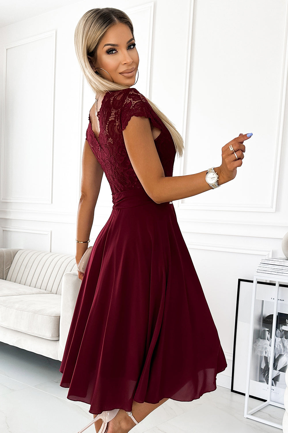 381-5 LINDA - Chiffonkleid mit Spitzenausschnitt - weinrote Farbe